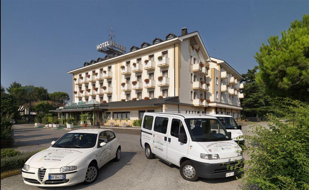 Hotel Al Pino Verde กัมโปซัมปิเอโร ภายนอก รูปภาพ